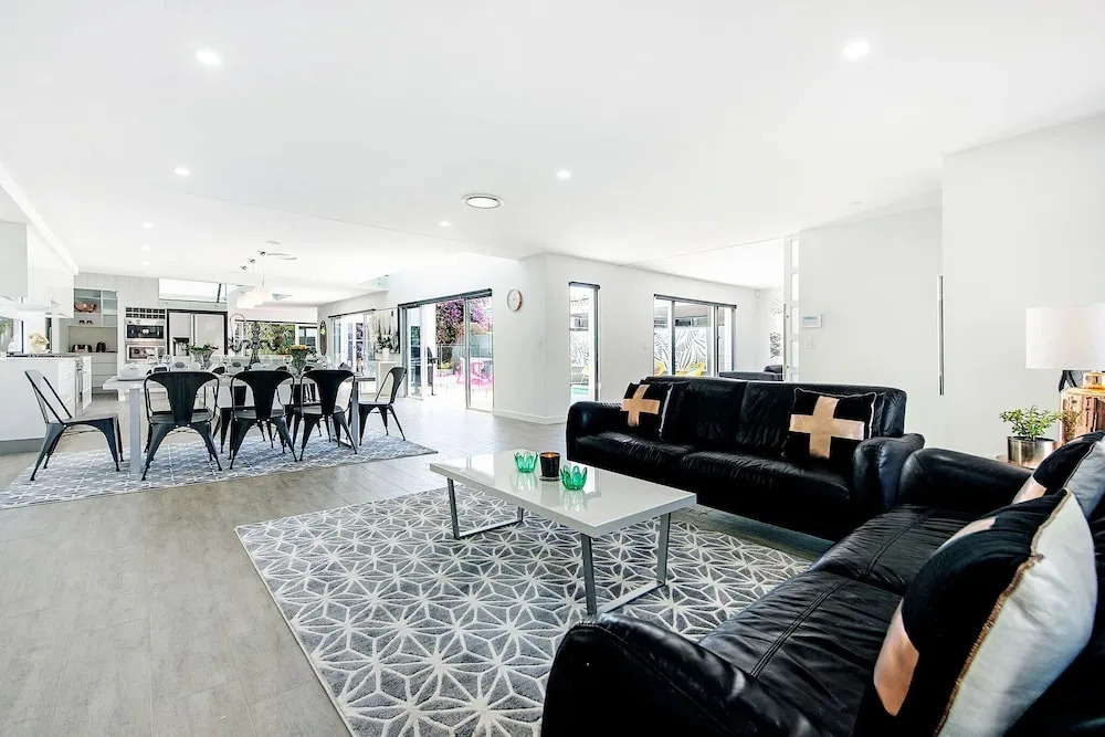Luxury 5 Bedroom House with Private Pool in the heart of Surfers Paradise