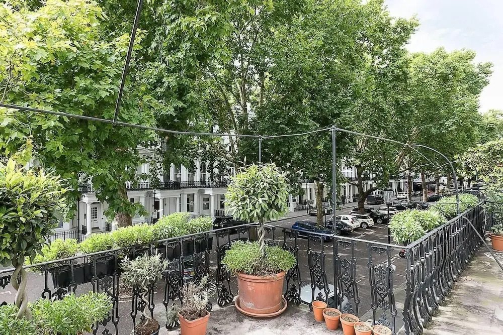Huge, Regal 2BR Apartment Right next to Harrods!