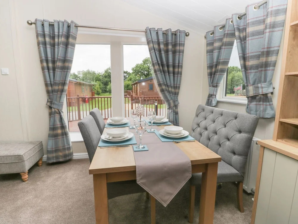 Little Gem Lodge with Hot Tub