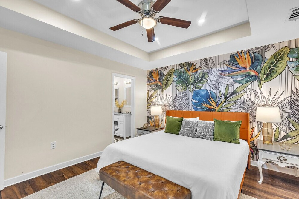 Great Downtown 4BR 8 Beds + Foosball Fun
