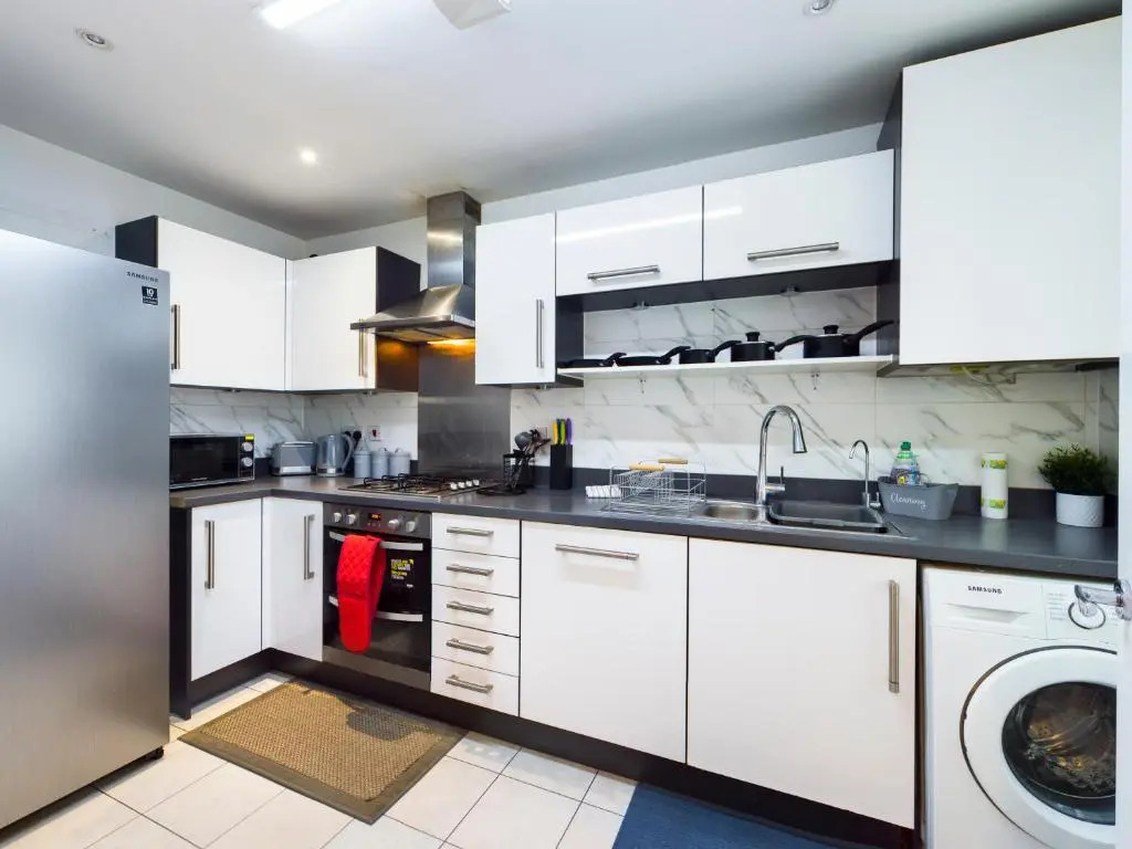 Cheerful 5-BDR/3-BATH House w/ Free Parking