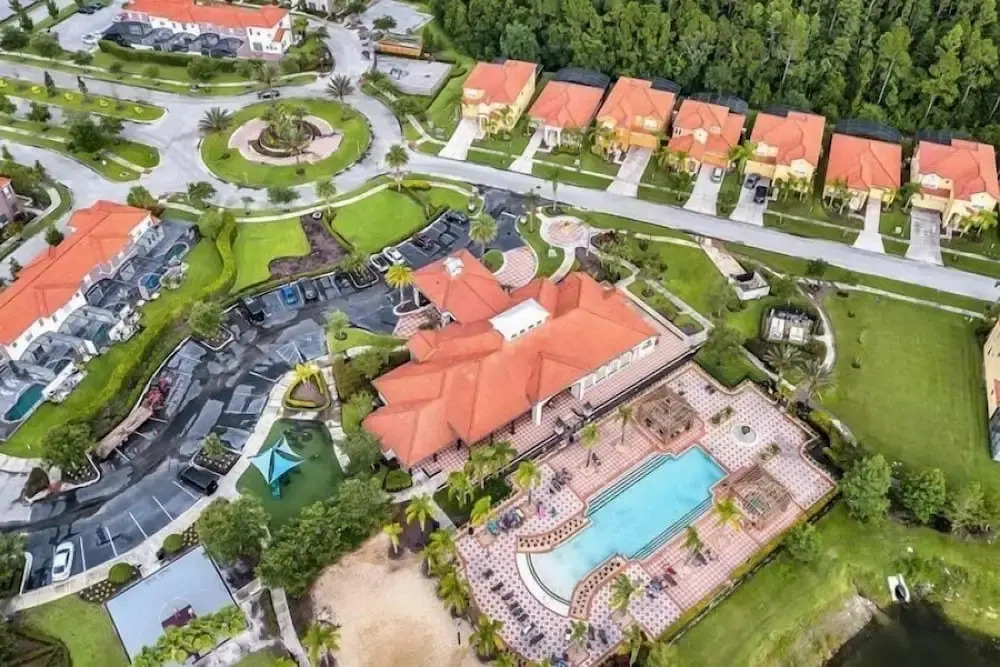 4BR Townhome w/ Pool in Bella Vida Resort