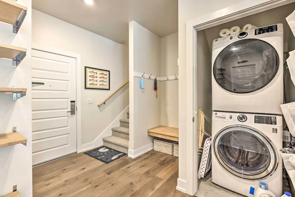 Walk to Lifts: Condo w/ Mtn Views in Keystone!