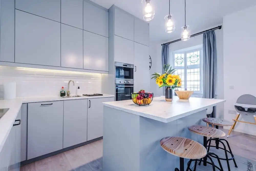 New Stylish City-centre Flat w Parking Sleeps 4