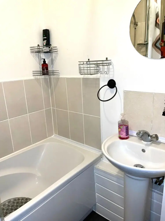 Apartment - Sleeps 2 - Parking - Station Close
