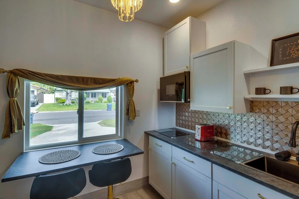 Great for Work! Chic & Cozy Los Angeles Unit