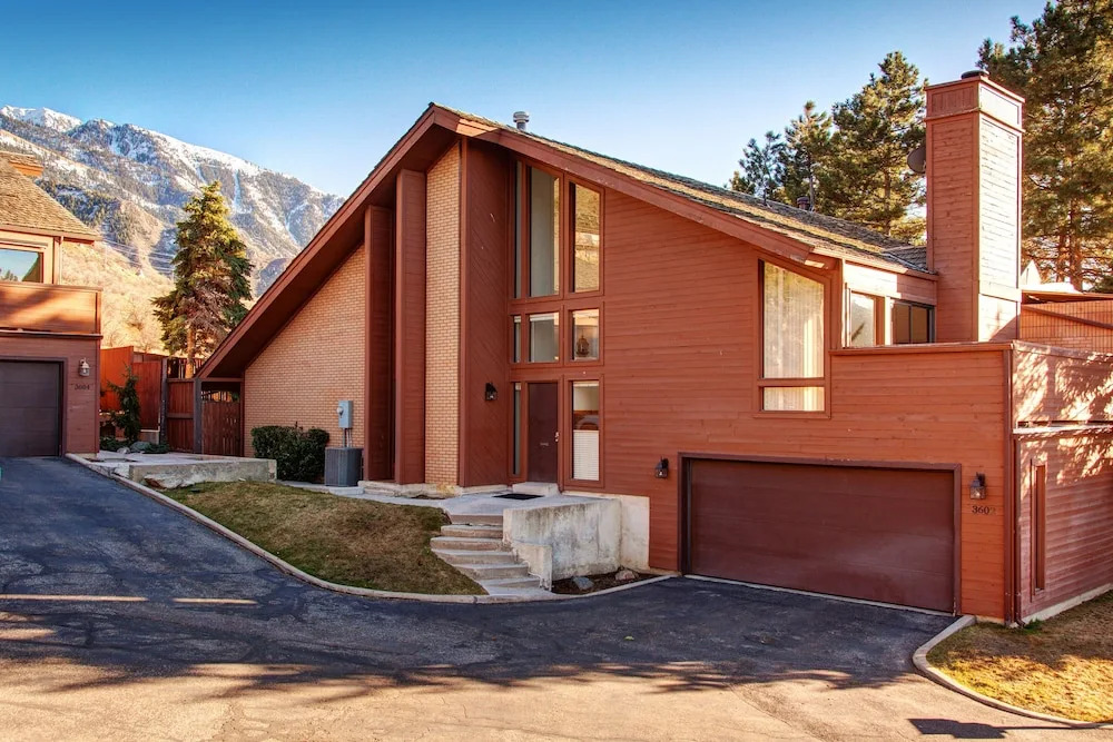 4BR 3BA Phenomenal Ski Retreat Perfectly Located by RedAwning