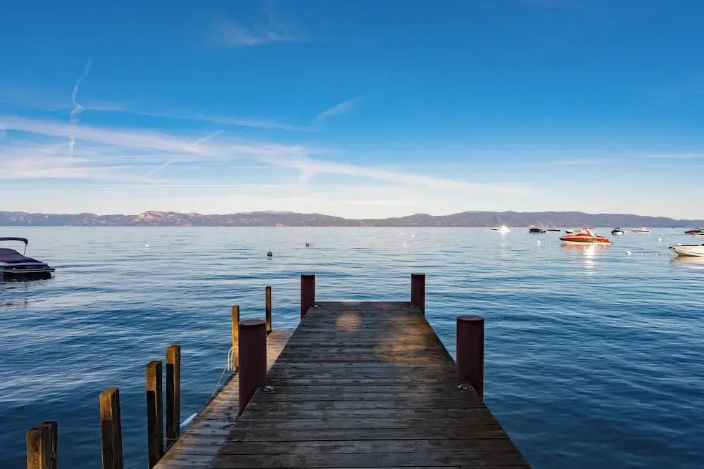 Lakefront Haven by Avantstay Minutes to Ski Resorts Private Dock Boat