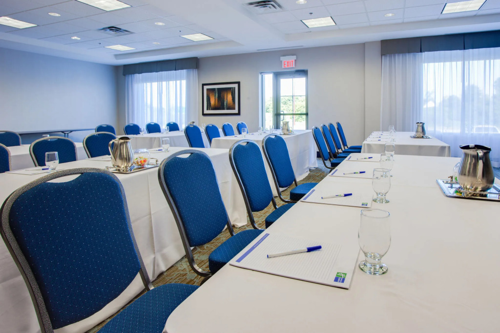 Holiday Inn Express & Suites Ottawa East-Orleans by IHG