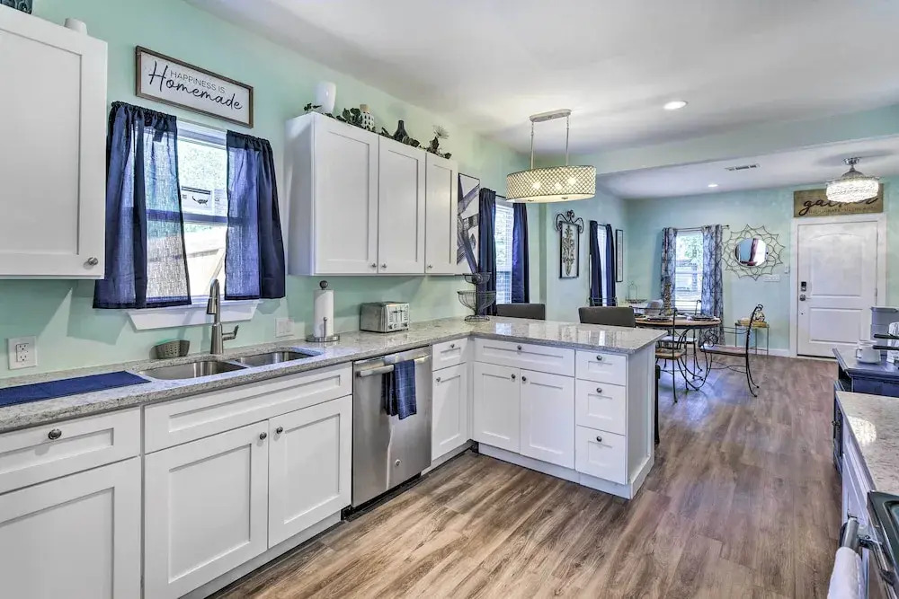 1 Mi to Uta: Arlington Elm Cottage w/ Fenced Yard