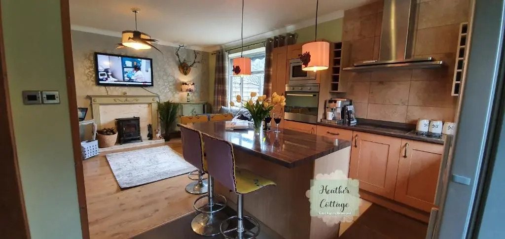 Heather Cottage - Stylish 3 Bedroom Cottage, Garden, Parking, Pets Welcome