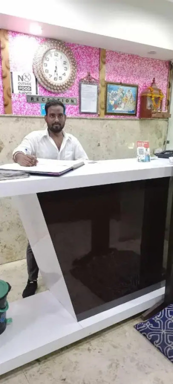 OYO 70042 B Singh Stay Mahipalpur