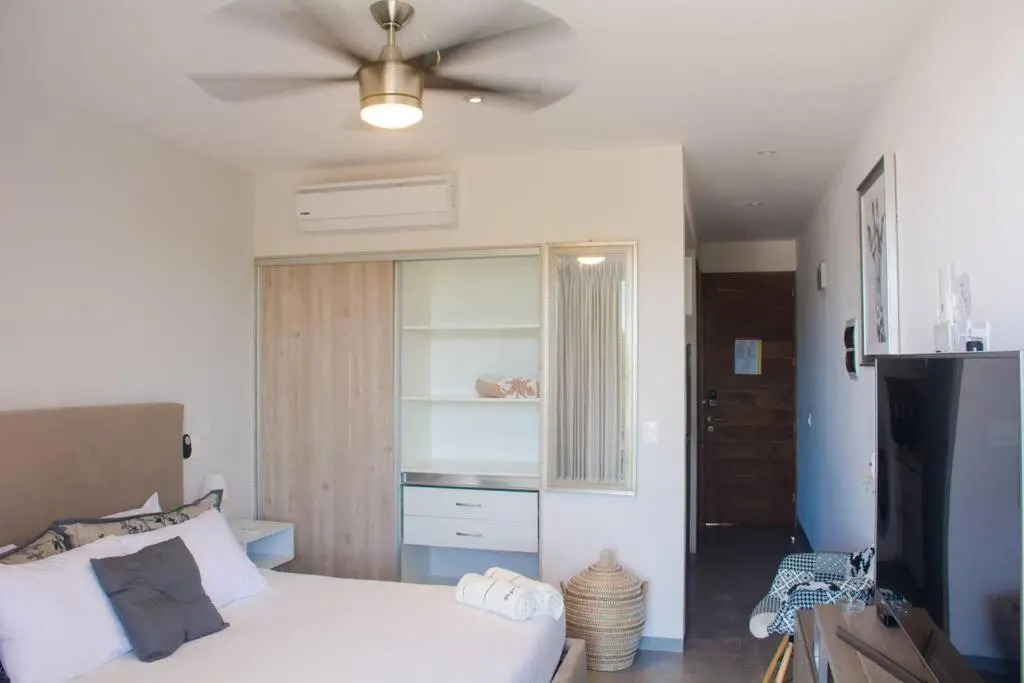 G208N Gallery Luxury Condo 5stars. Walking to the beach.