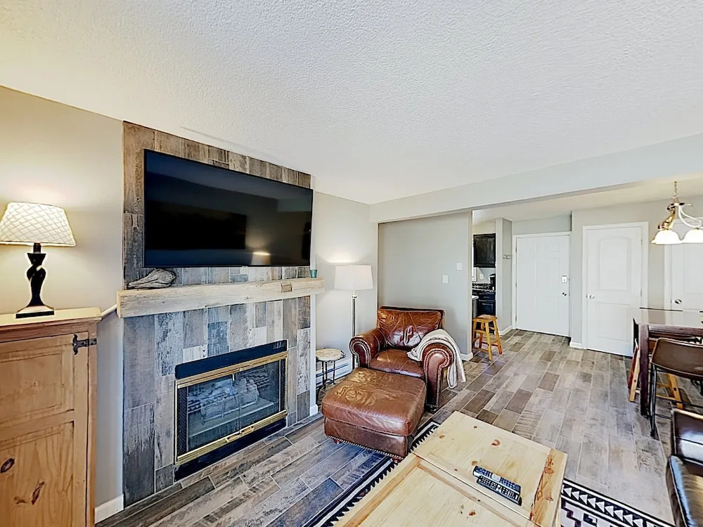 Plush Ski W/ Hot Tub, Pool & Fireplace 2 Bedroom Condo