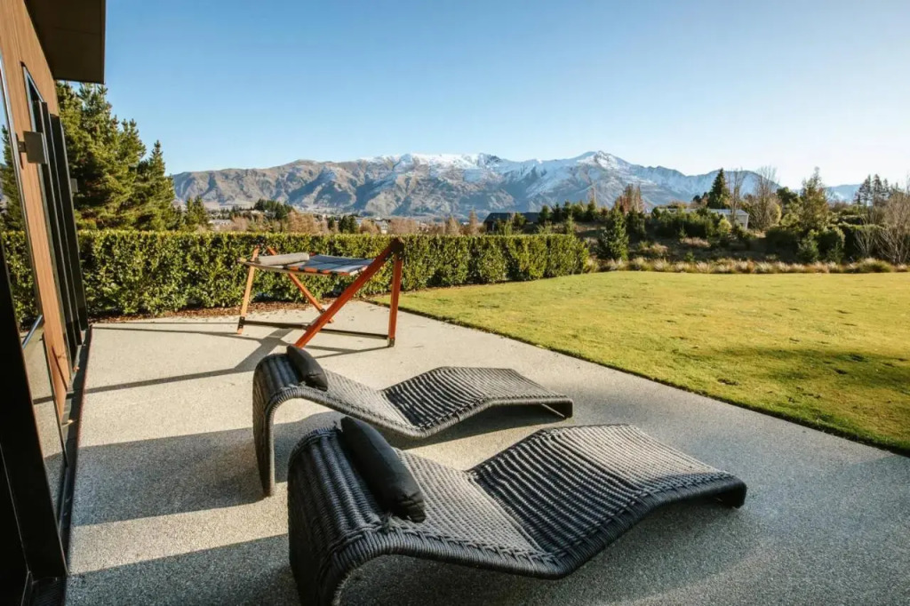 Mt Roy Terrace - Sleeps 8 - Mountain Views - Artwork Collection