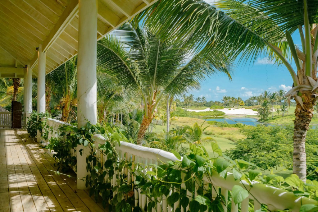 One-of-a-kind Villa With Open Spaces and Amazing Views in Luxury Beach Resort