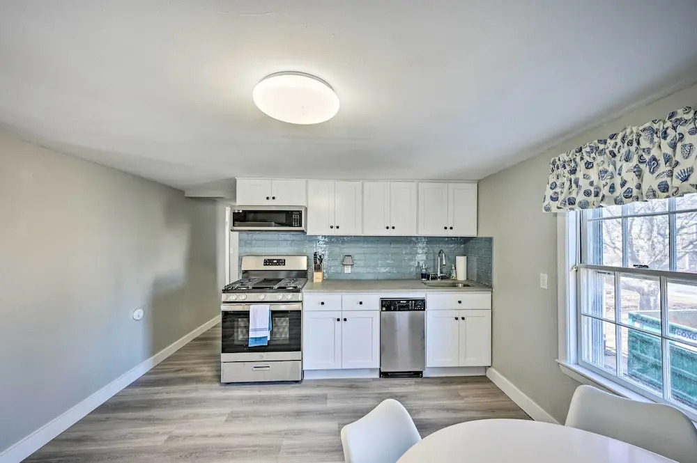 Lovely Rockport Apartment, Walk to Beaches!