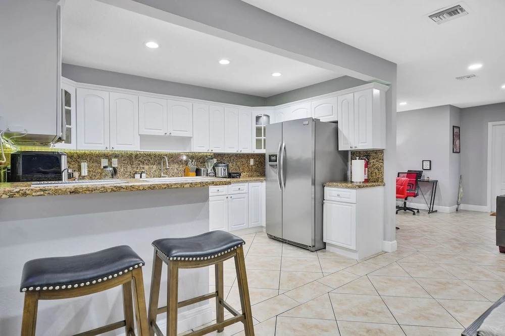 Unique Escape GameRoom! Bar, BBQ, Spacious, and Near Beach