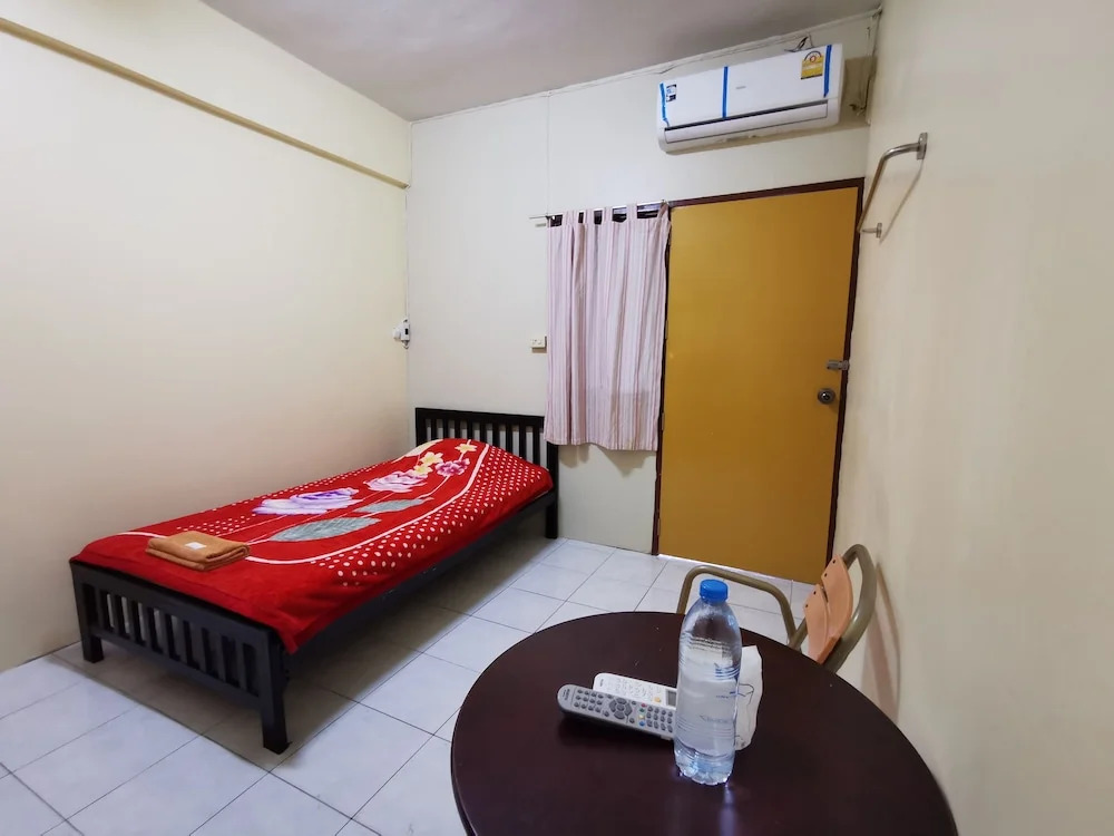 OYO Flight Hut Hotel