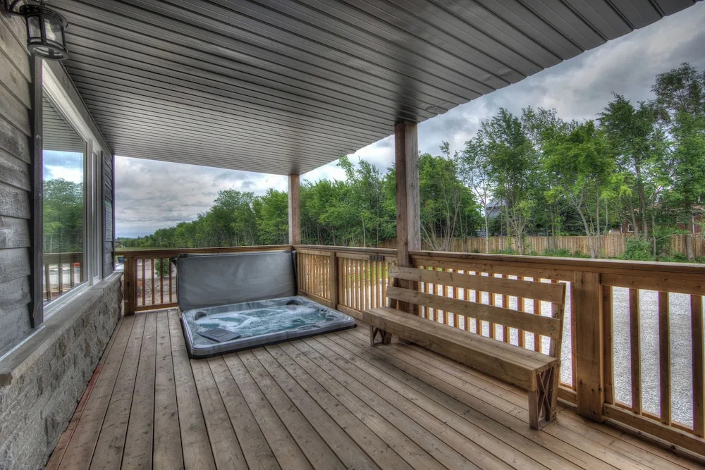 Brand New 7 bdrm Luxury Cottage with Private Beach Access, BBQ,7.5 baths, Hot Tub, Ping Pong Table
