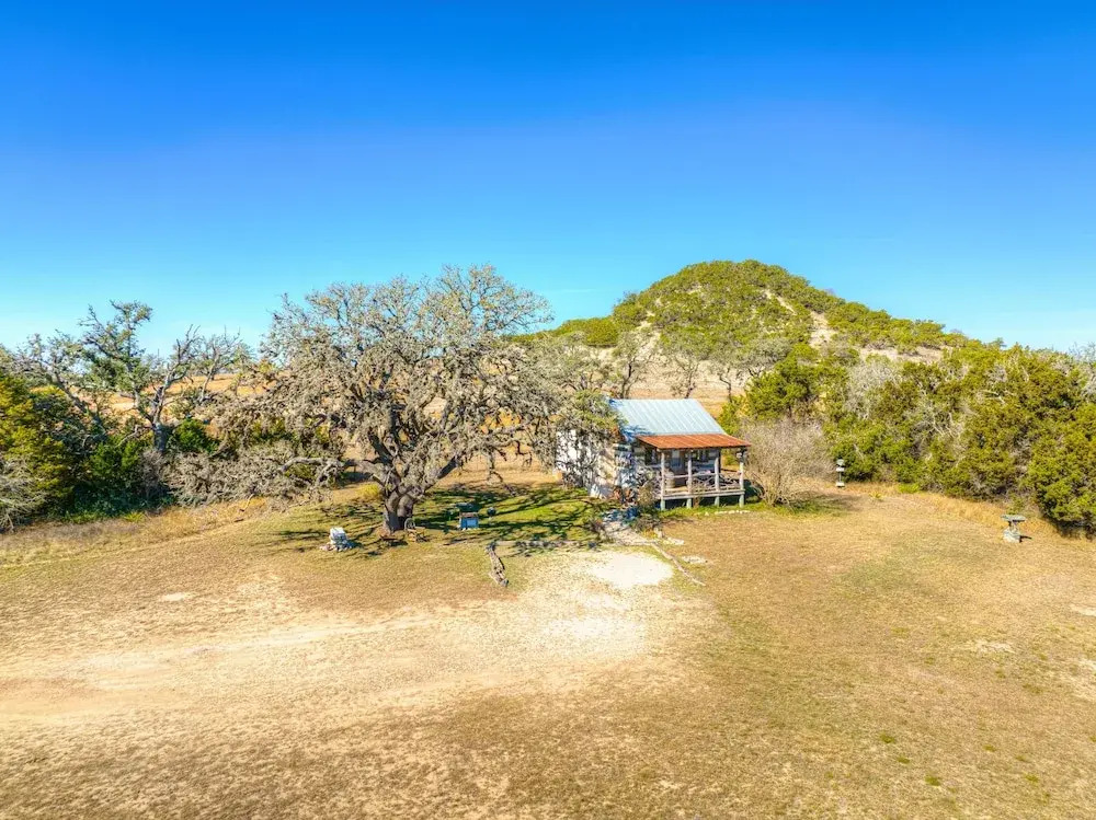 New! Gorgeous Hill Country Cabin Just Minutes From Main St!