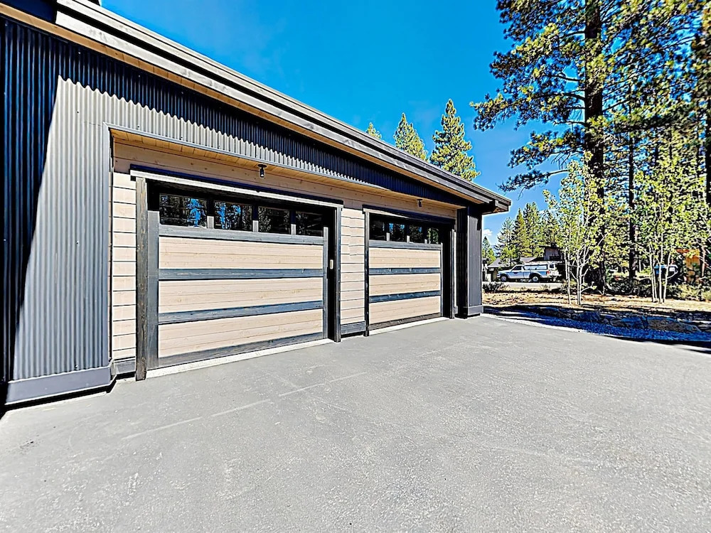 New Listing! All-suite Dream Lodge Near Top Skiing 3 Bedroom Home