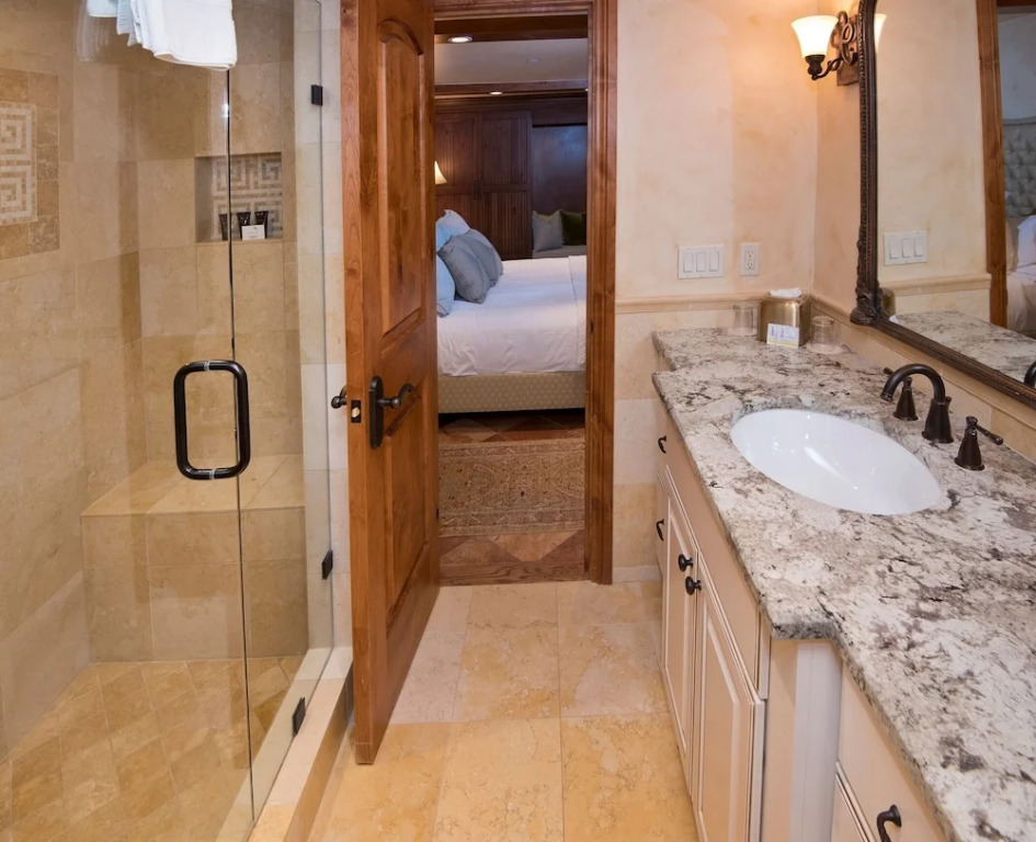 Relaxing 1 Bedroom Condo with Premium Amenities by RedAwning
