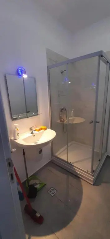 Apartament de vis cu parcare privata