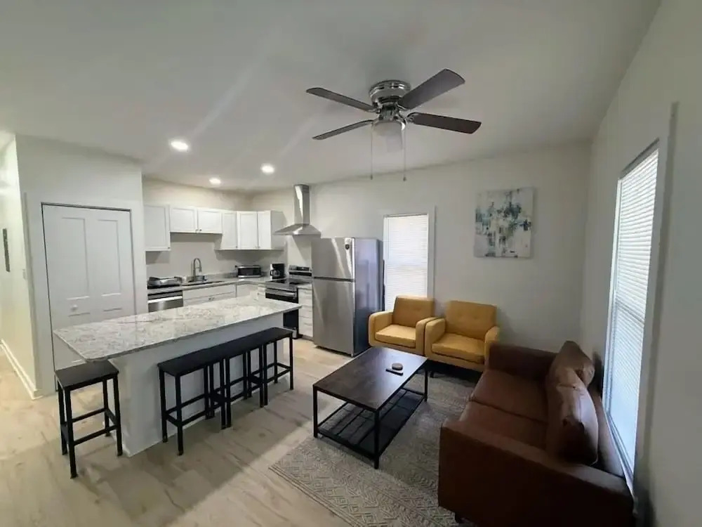 Newly Renovated 2 Bedroom - A Seasoned Superhost