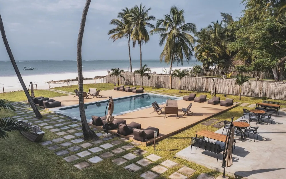 LalaGalu - Beachfront EcoCabins