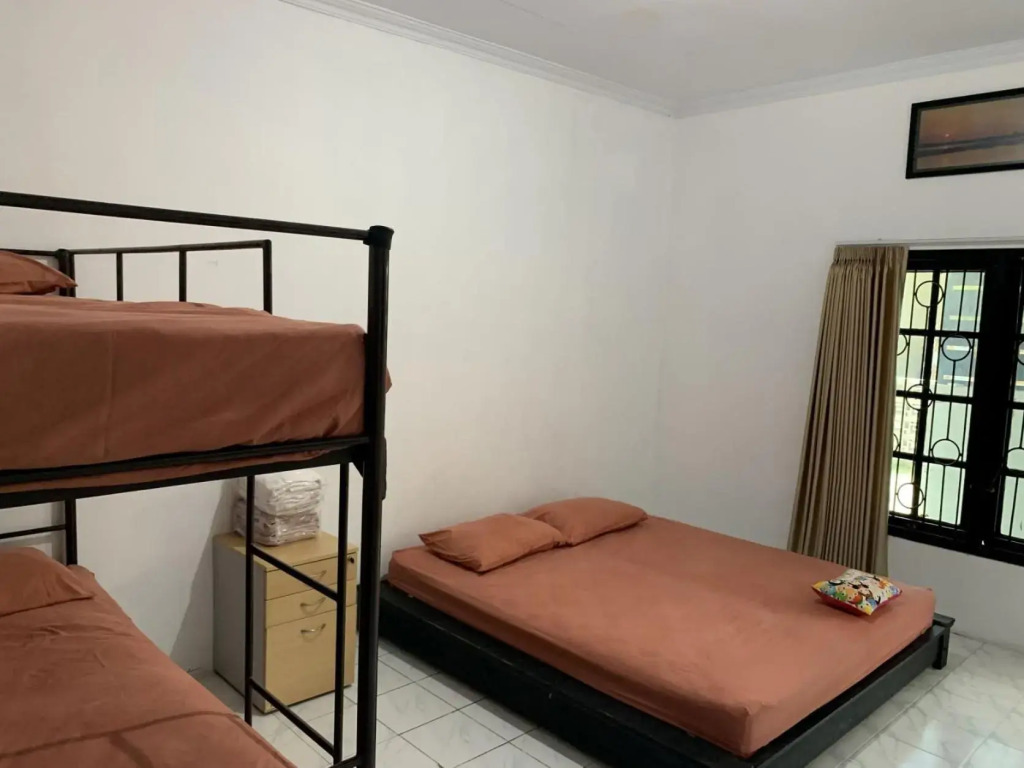 Recharge Cafe & Garasi Homestay