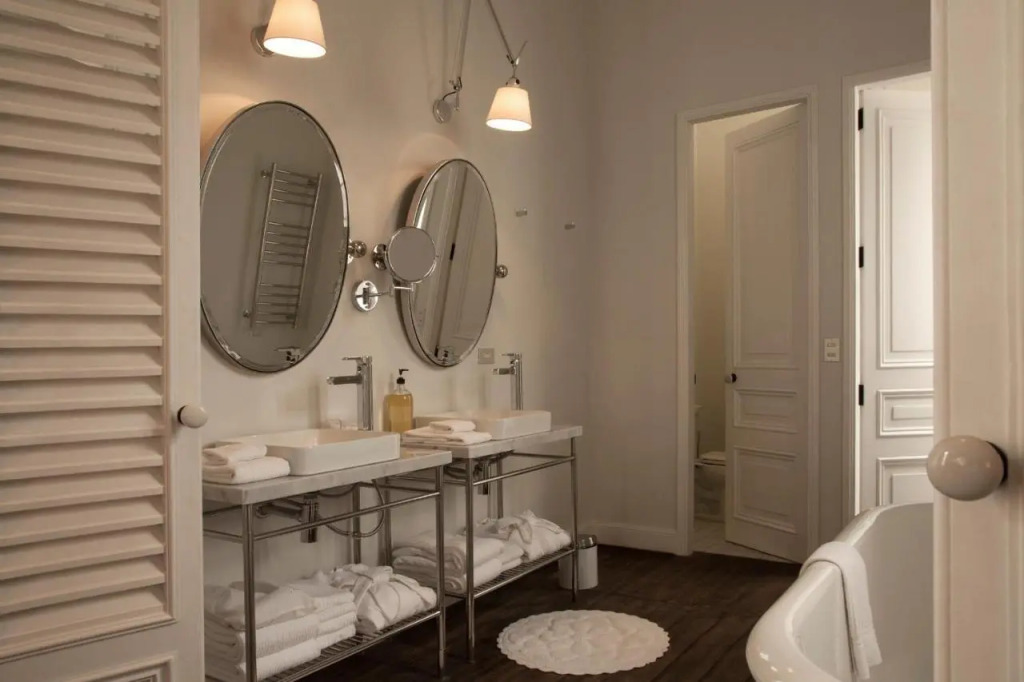 Hotel B