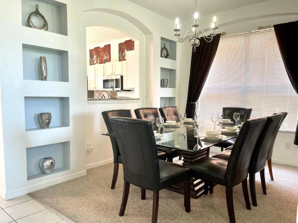 Disney Dream with Hot Tub, Pool, Xbox, Games Room, Lakeview, 10 min to Disney, Clubhouse