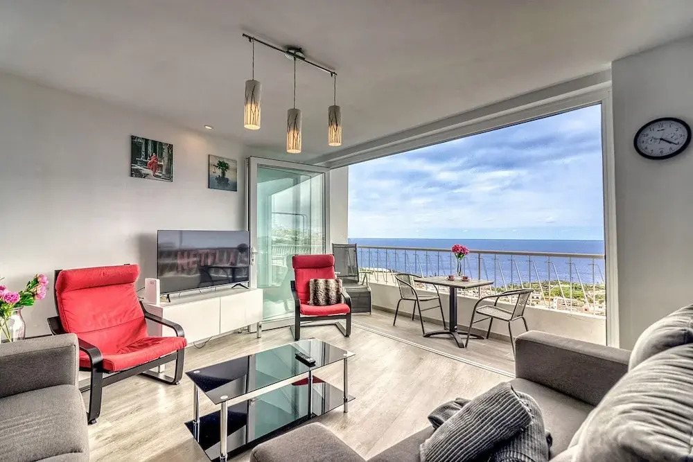 Spacious Central Apt w Private Parking Ocean View