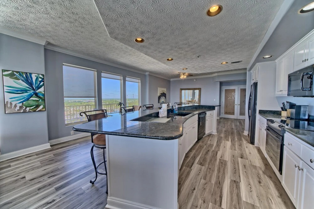 Spacious Tropical Condominium at 17th Floor with Beach and Pool Access - Unit 1707 by RedAwning