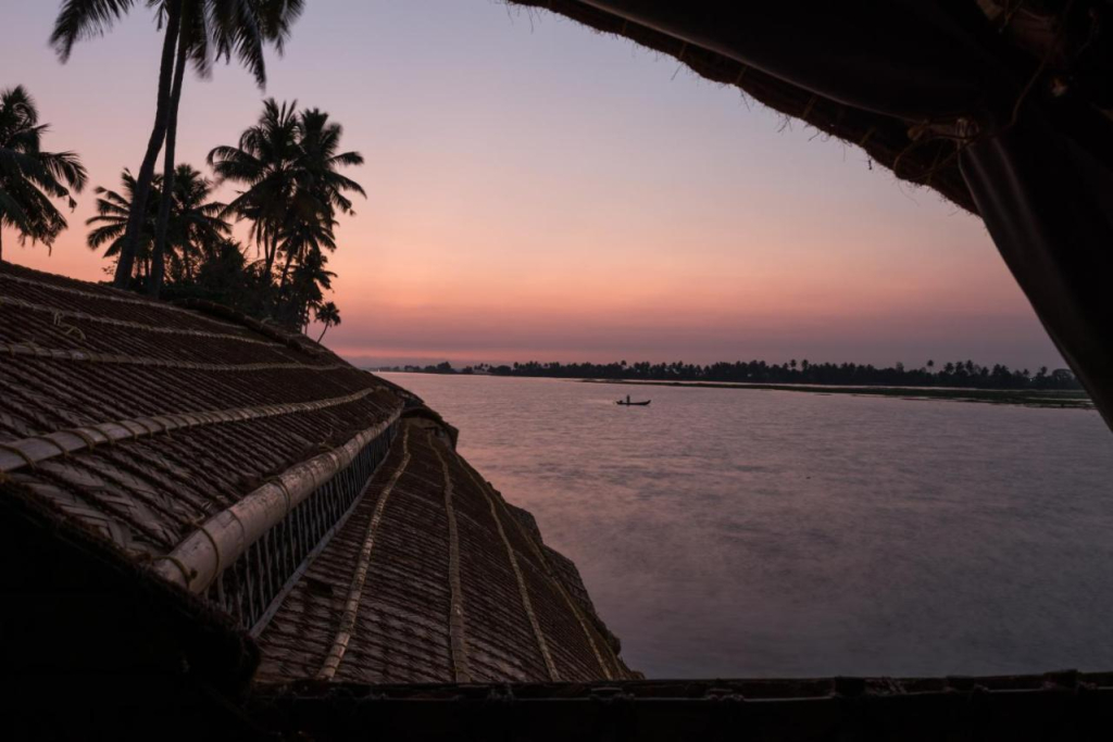 1 BHK Houseboat in Near Pallathurathy Bridge, Alappuzha, by GuestHouser (D087)