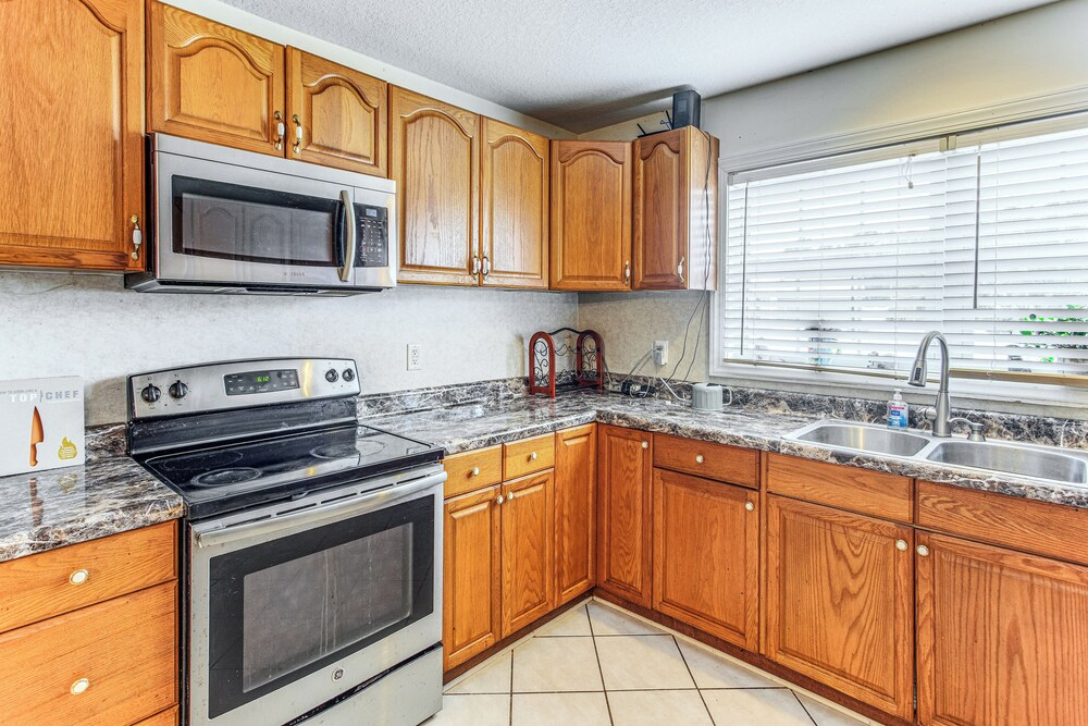 Screened Porch + Pool Access: Longs Golf Getaway
