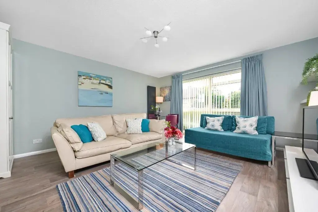 Surbiton modern 2 bedroom flat with parking