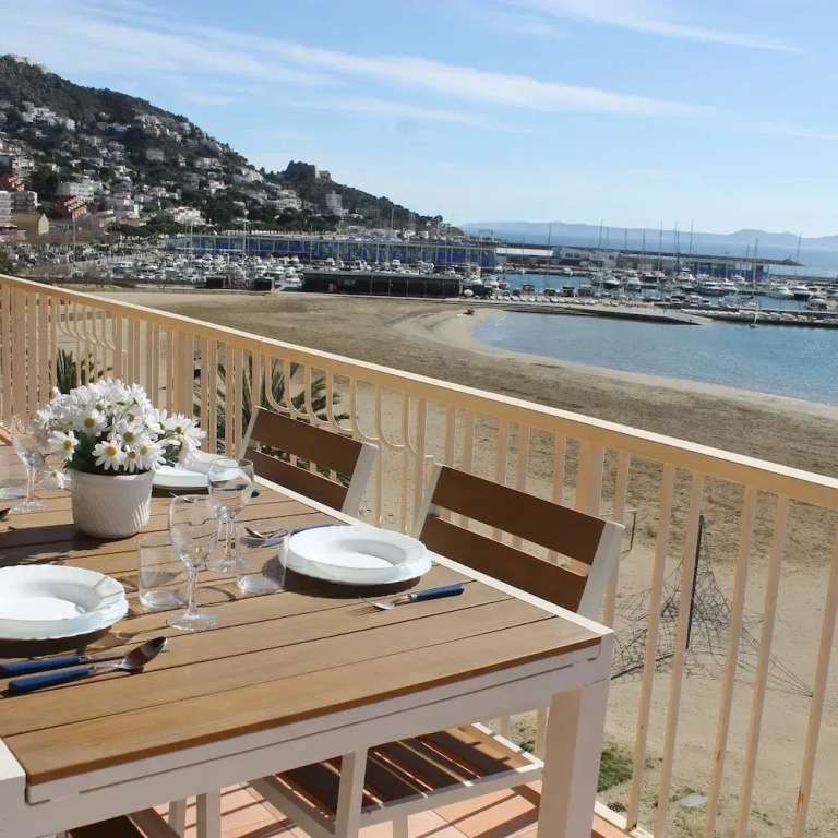 Avenida 5A in Roses With 3 Bedrooms and 2 Bathrooms