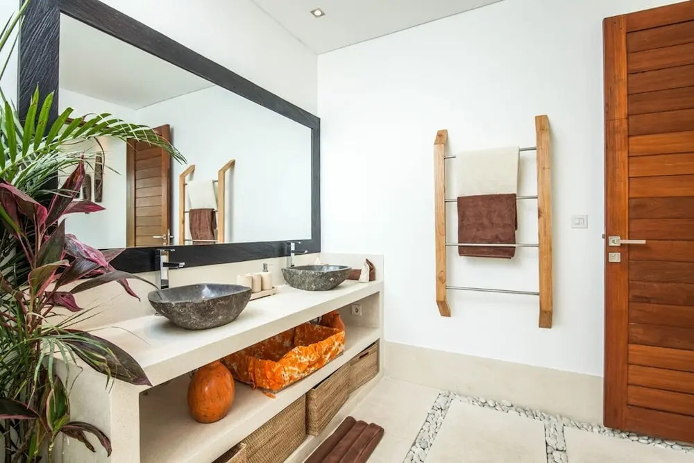 Luxury 6BR Villa, Canggu, 400m to Finns Beach