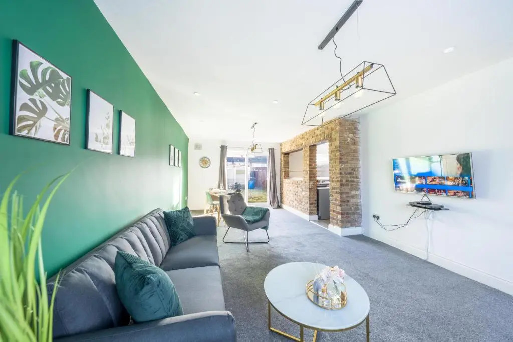 Spacious Modern 3 bed House Near Heathrow Airport