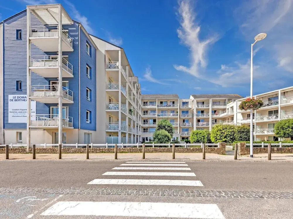 Flat by Pointe St-mathieu