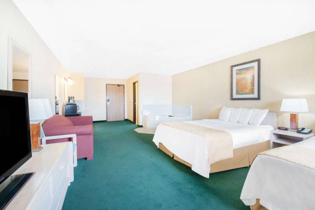 Days Inn & Suites by Wyndham Fargo 19th Ave/Airport Dome