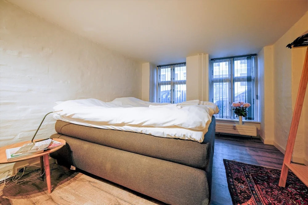 Lake - Pleasant 2-bdr Apt in City Center