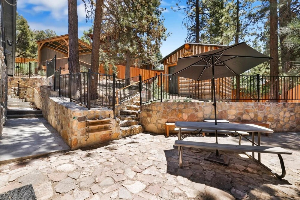 2031-fox Lodge 5 Bedroom Home by RedAwning