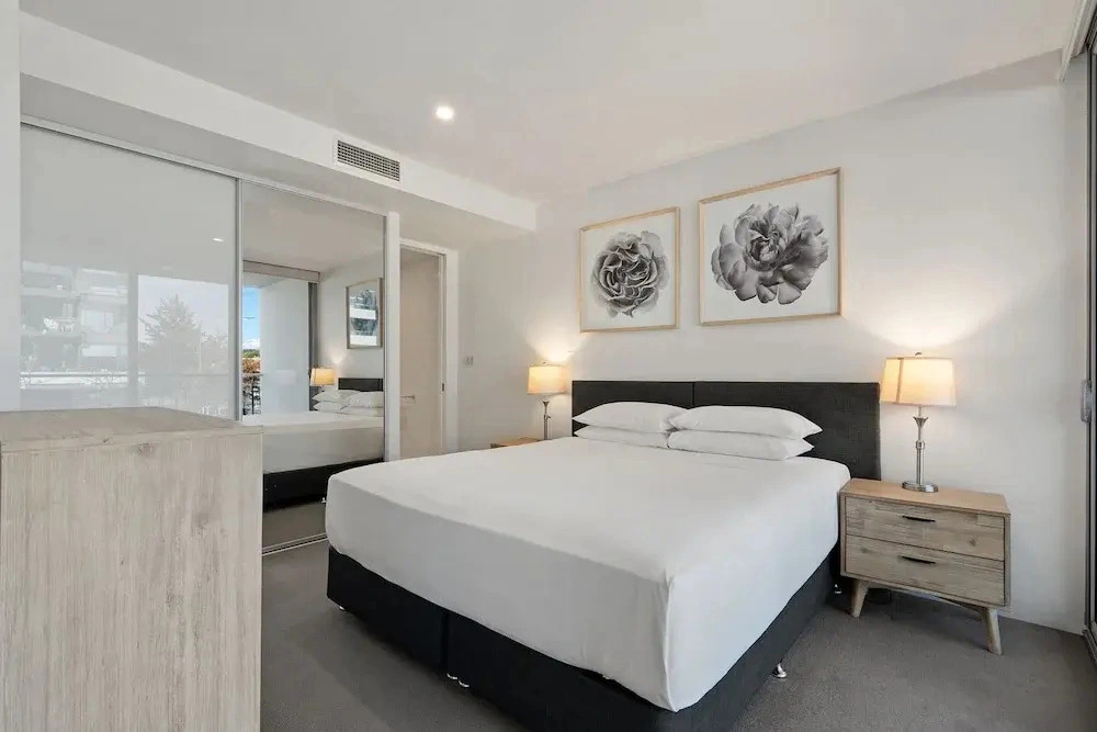 Spacious Lakefront Apartment With Pool Access
