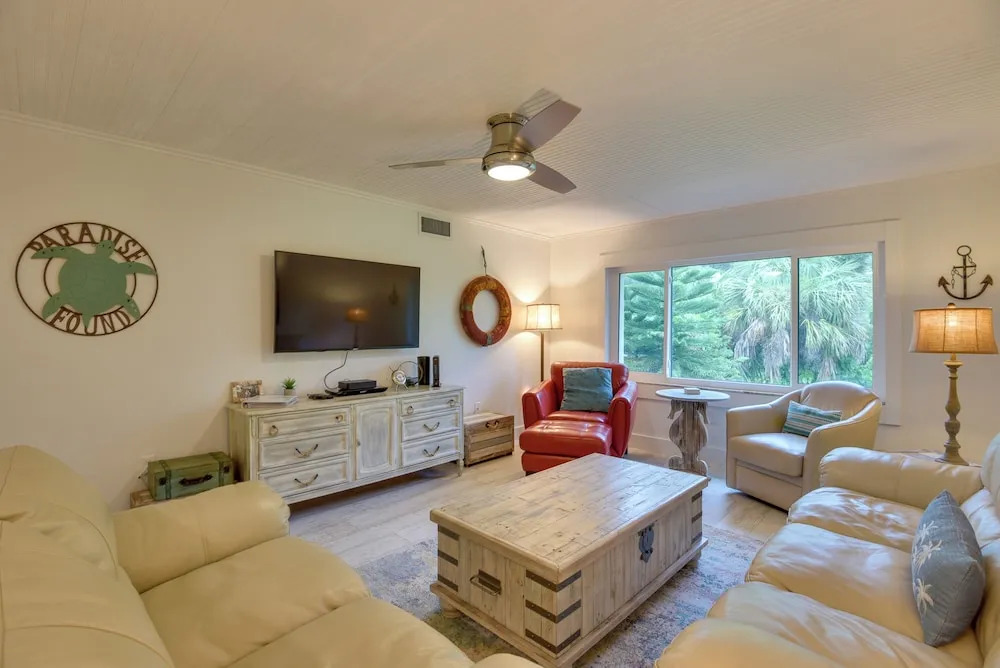 Siesta Key Condo w/ Heated Pool < 1 Mi to Beach