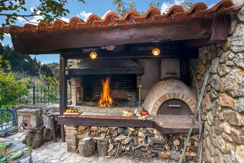 Ifigenia Lux MAISONETTE in oldtown and Villas in theriso vilage 14 km outside of chania