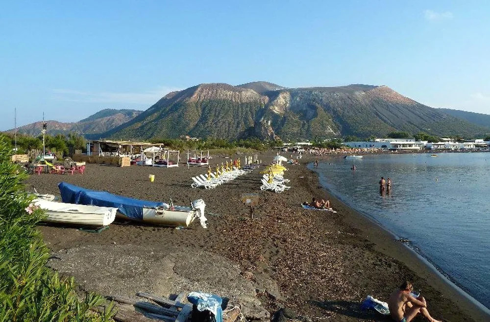 House With 2 Bedrooms in Vulcano, With Enclosed Garden - 800 m From the Beach