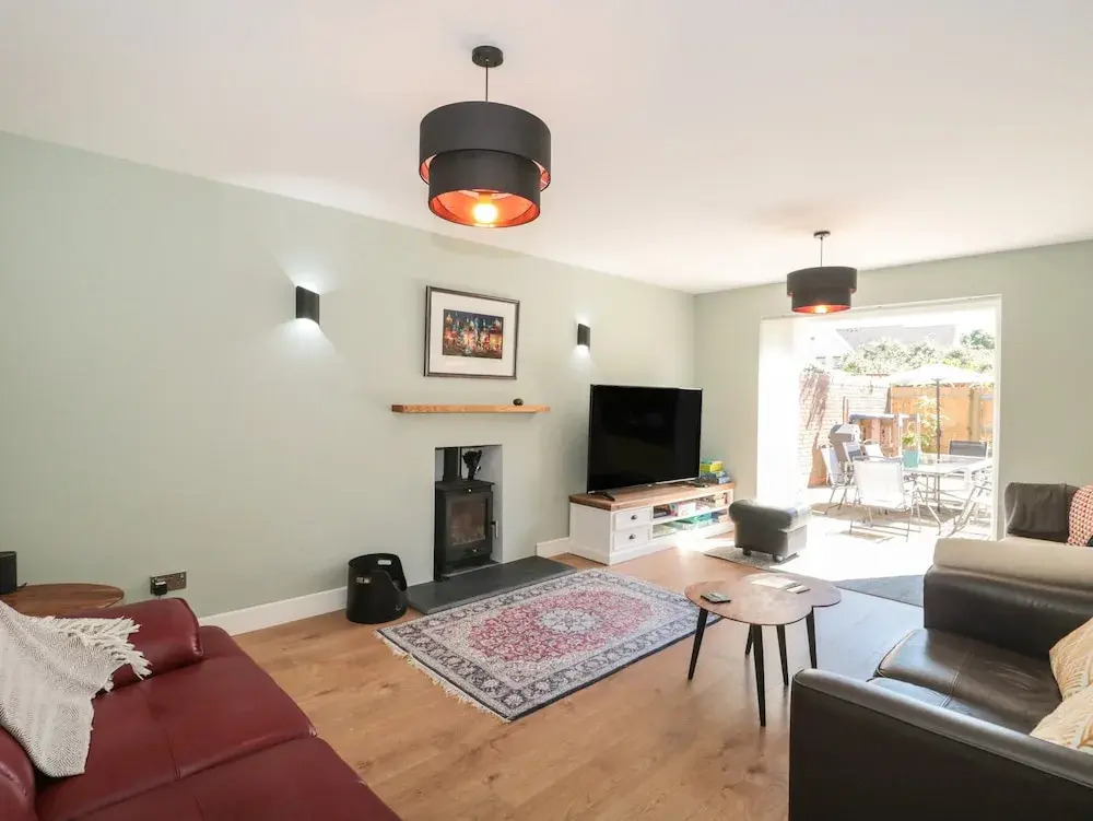 1 Charlotte Close